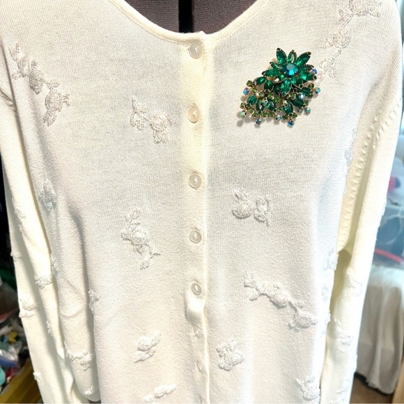 Elegant Green Crystal and AB Stones Brooch - Picture 9 of 10